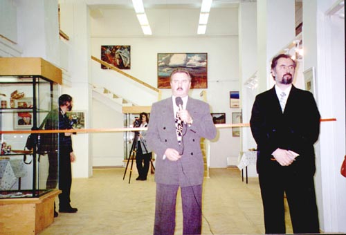 Глава города Реутова А.Н. Ходырев и создатель галереи художник С.В. Цыганов на открытии Реутовской картинной галереи. 1996 год.
